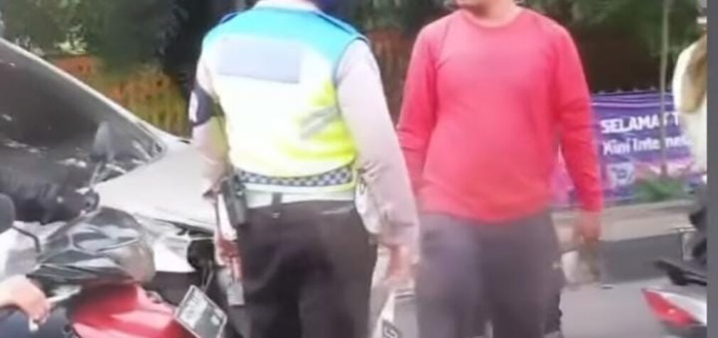 Laka Lantas Dekat Punti Kayu, Toyota Avanza Ringsek Tabrak Tiang LRT