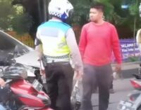 Laka Lantas Dekat Punti Kayu, Toyota Avanza Ringsek Tabrak Tiang LRT