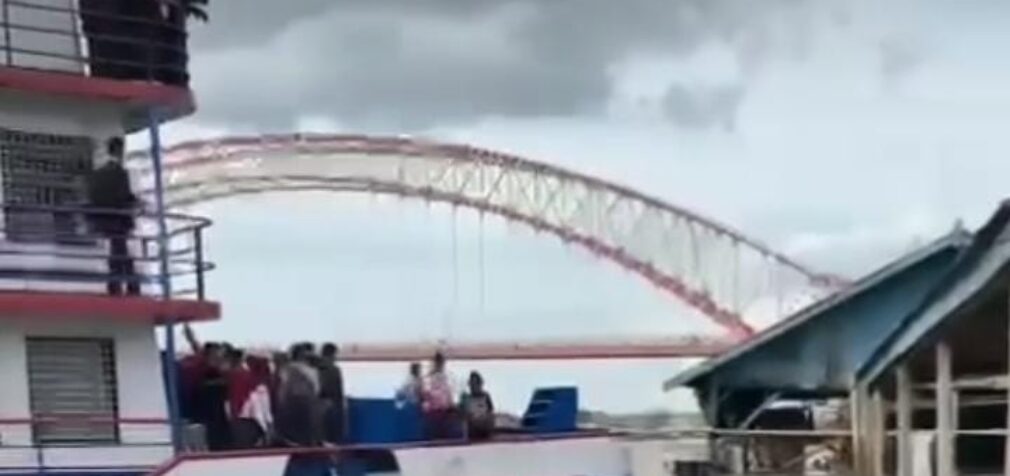 Moncong Kapal Segentar Alam Hantam Rumah Rakit