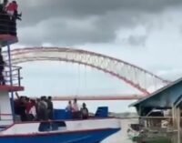 Moncong Kapal Segentar Alam Hantam Rumah Rakit