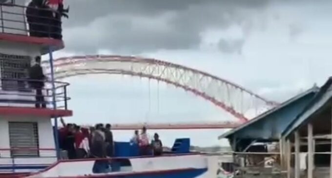 Moncong Kapal Segentar Alam Hantam Rumah Rakit