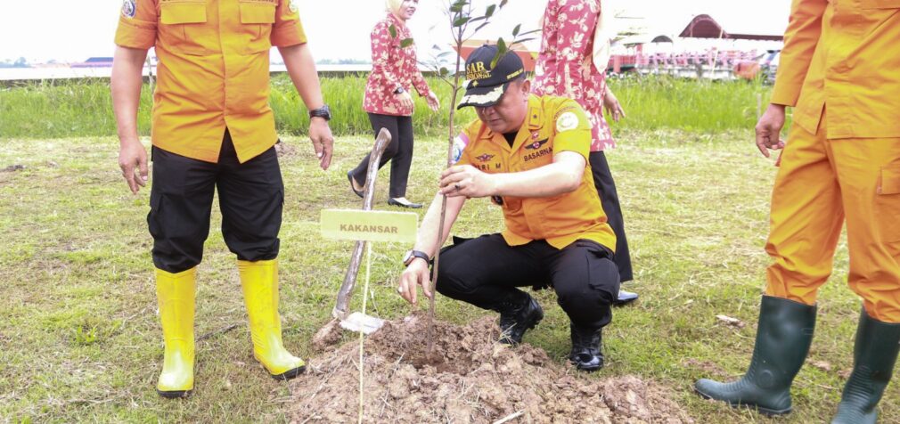 Peringati HUT, Basarnas Palembang Tanam 100 Bibit Pohon