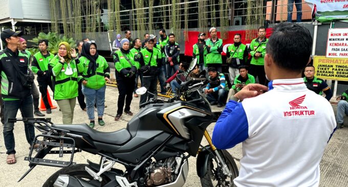 Mitra Gojek di Palembang Jalani Pelatihan Safety Riding Bersama Polrestabes Palembang dan Honda Safety Training