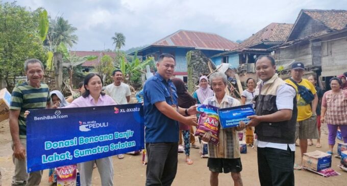 XL Axiata Bantu Korban Banjir Lahat dan Lampung Barat