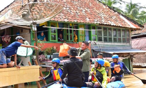 Naik Perahu, Herman Deru Antar Langsung Bantuan untuk Korban Banjir Muara Kelingi