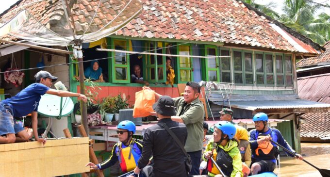 Naik Perahu, Herman Deru Antar Langsung Bantuan untuk Korban Banjir Muara Kelingi