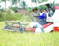 Herman Deru Salurkan Bantuan Sarana Produksi
