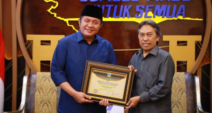 Gubernur Herman Deru Terima Gelar Adat Sangsako dari Keluarga BMKM