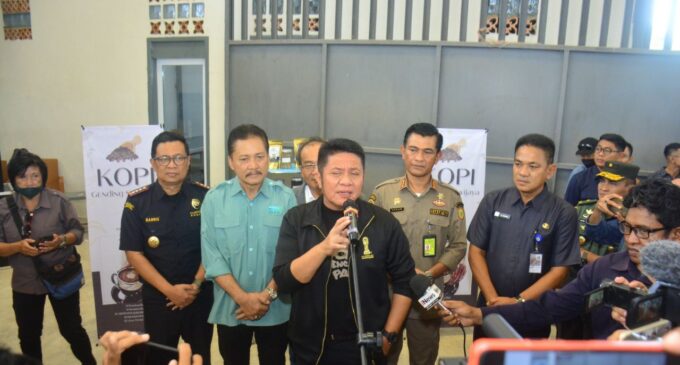 Sedih Indonesia Batal Jadi Tuan Rumah, Gubernur Sumsel Kenakan Jaket Hitam Berlogo Piala Dunia