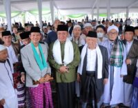 HD dan Keluarga Sholat Ied Berjemaah Bersama Ribuan Umat Muslim di Masjid Agung Palembang