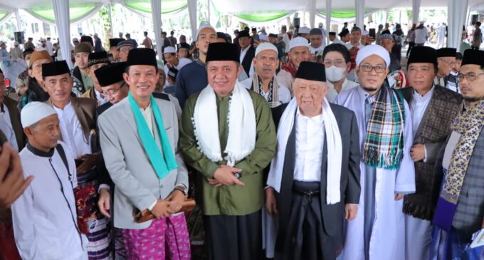 HD dan Keluarga Sholat Ied Berjemaah Bersama Ribuan Umat Muslim di Masjid Agung Palembang