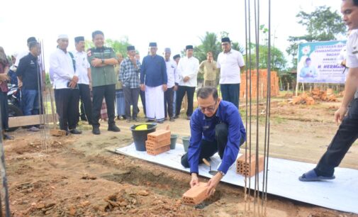 Herman Deru Letakan Batu Pertama Perluasan Masjid Darul Fallah Talang Jambe