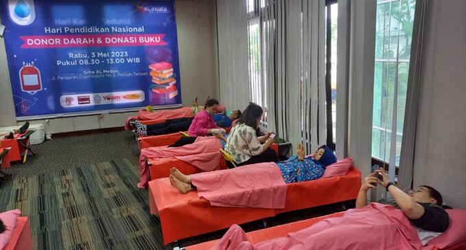Peringati Hardiknas, Karyawan XL Axiata Gelar Donor Darah Rutin dan Donasi Buku