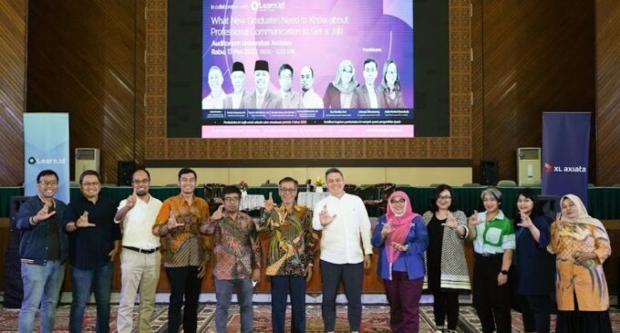 XLFL Beri Tips Hadapi Dunia Kerja Bagi Mahasiswa di Padang dan Bandung