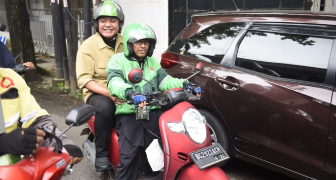 Herman Deru Naik Ojol Temui Buruh 