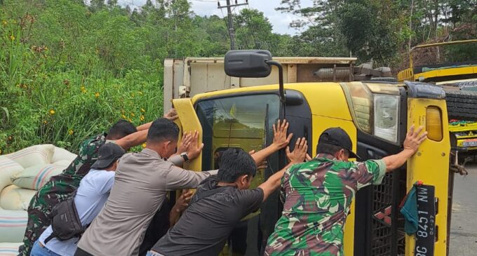 Truk Sarat Muatan Terguling Dijalan Lintas Pagar Alam – Lahat