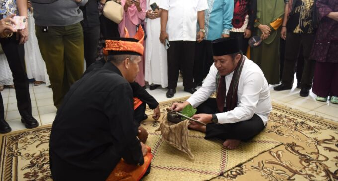 Gubernur Herman Deru Dianugerahi Gelar Mangku Alam