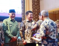 Herman Deru Terima Penghargaan Adhi Bhakti Tani Nelayan Maha Utama 