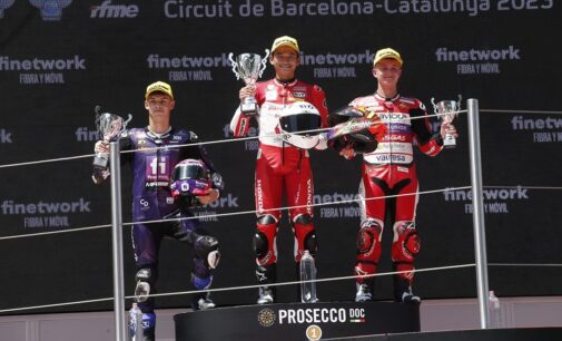 Cetak Sejarah, Pebalap Astra Honda Fadillah Arbi Kibarkan Merah Putih dari Podium Tertinggi FIM JuniorGP Barcelona