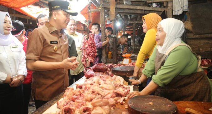 Pj Gubernur Sumsel Agus Fatoni Langsung Cek ke Pasar, Hasilnya Harga Daging Turun-Telur Stabil