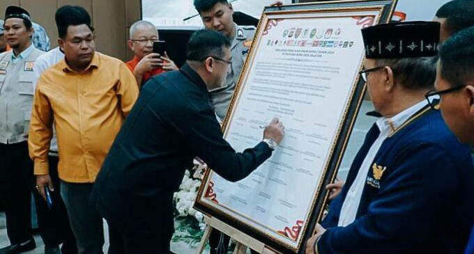 Pj Gubernur Agus Fatoni Terima Penghargaan dari PGRI Sumsel