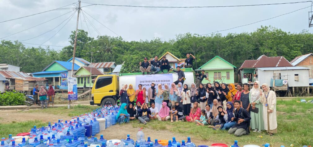 Minim air bersih di kawasan pinggiran Kota Palembang : Lembaga Sosial Kemasyarakatan Satu Amal Indonesia bagi-bagi air Gratis