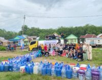 Minim air bersih di kawasan pinggiran Kota Palembang : Lembaga Sosial Kemasyarakatan Satu Amal Indonesia bagi-bagi air Gratis