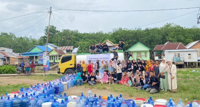 Minim air bersih di kawasan pinggiran Kota Palembang : Lembaga Sosial Kemasyarakatan Satu Amal Indonesia bagi-bagi air Gratis