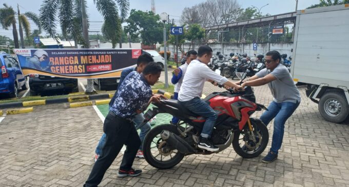 Astra Motor Sumsel Edukasi Safety Riding Karyawan PT. Serasi Autoraya 