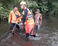 Basarnas Palembang Evakuasi Warga Terdampak Banjir di Sekayu