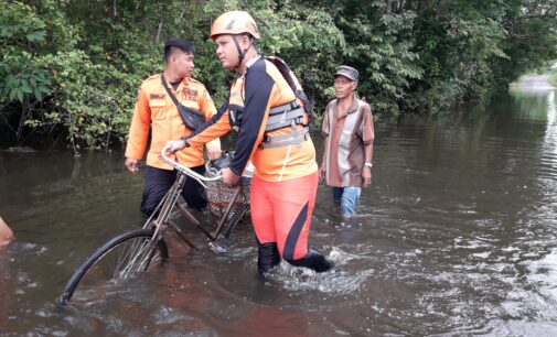 Basarnas Palembang Evakuasi Warga Terdampak Banjir di Sekayu