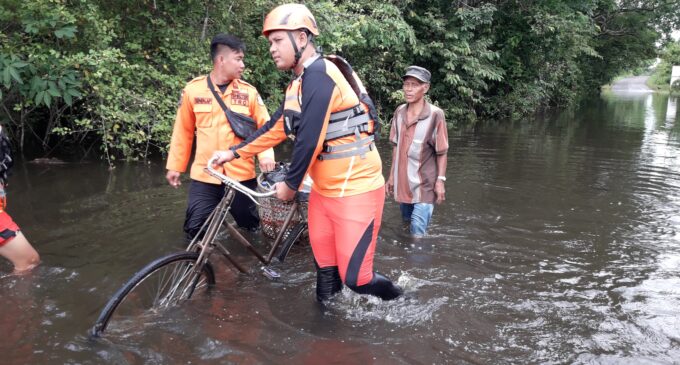 Basarnas Palembang Evakuasi Warga Terdampak Banjir di Sekayu