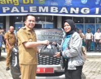 Pj Gubernur Sumsel Bagikan Sembako Kepada Warga yang Taat Pajak