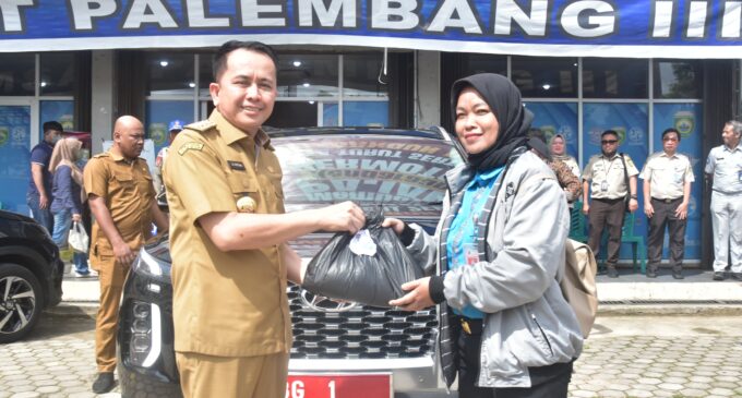 Pj Gubernur Sumsel Bagikan Sembako Kepada Warga yang Taat Pajak