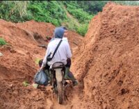 Longsor di Jalur Bandara, Warga Berjibaku dengan Lumpur Tanah Liat