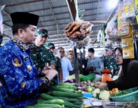 Kunjungi Pasar Lemabang dan Pasar Sekip, Pj Gubernur Agus Fatoni Cek Harga Sembako