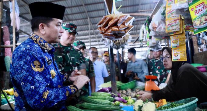 Kunjungi Pasar Lemabang dan Pasar Sekip, Pj Gubernur Agus Fatoni Cek Harga Sembako