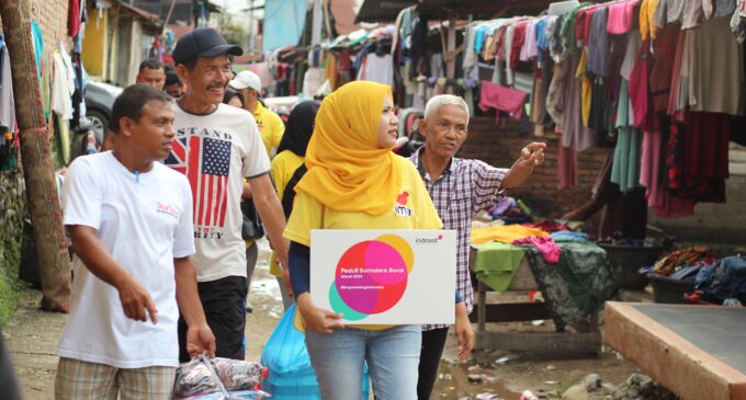 Indosat Salurkan Bantuan Bagi Masyarakat Terdampak Banjir di Padang