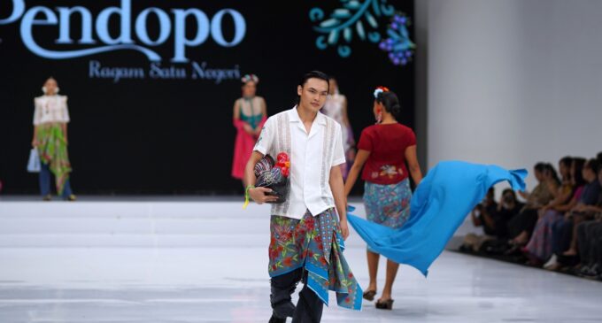 Pendopo Tampilkan Pencak Warna Betawi di Indonesia Fashion Week 2024