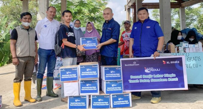 XL Axiata Salurkan Bantuan untuk Warga Bencana Banjir Lahar Dingin Gunung Marapi di Sumatera Barat