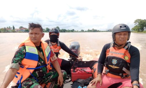 Perahu Getek Terbalik Dihantam Ombak, Satu Penumpang Hilang Tenggelam