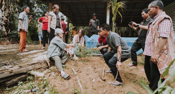 Membangun Masa Depan Penenun Kapuas Hulu Bersama Yayasan Kawan Lama Melalui Program “Aram Bekelala Tenun Iban”