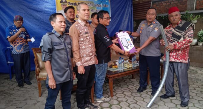 PT Moratel Salurkan Bantuan CSR Lampu Jalan