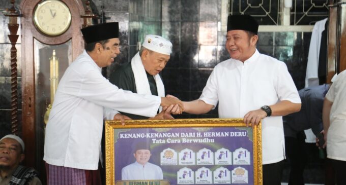 Gubernur Herman Deru Safari Sholat Jumat di Masjid Raudhatul Jannah Ario Kemuning