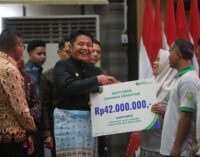 Gubernur Herman Deru Serahkan Santunan Jaminan Kematian BPJS Ketenagakerjaan kepada Petani Sawit di Sumsel