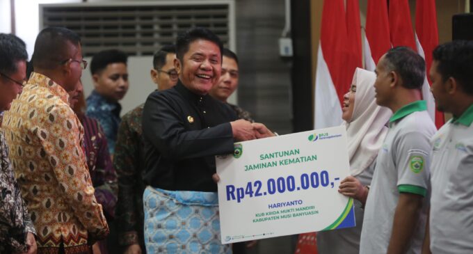 Gubernur Herman Deru Serahkan Santunan Jaminan Kematian BPJS Ketenagakerjaan kepada Petani Sawit di Sumsel