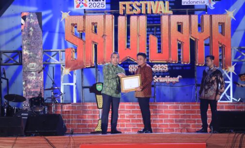 Festival Sriwijaya ke-33 Resmi Dibuka, Gubernur Sumsel Herman Deru Terima Penghargaan KEN 2024 dari Kemenparekraf RI
