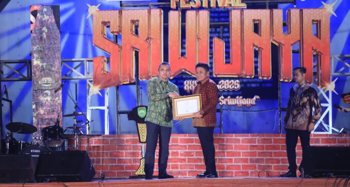 Festival Sriwijaya ke-33 Resmi Dibuka, Gubernur Sumsel Herman Deru Terima Penghargaan KEN 2024 dari Kemenparekraf RI