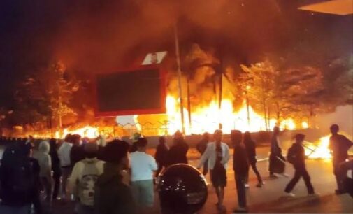 Amarah Rakyat Makin Mendidih, Massa Bakar Gedung DPRD Makassar