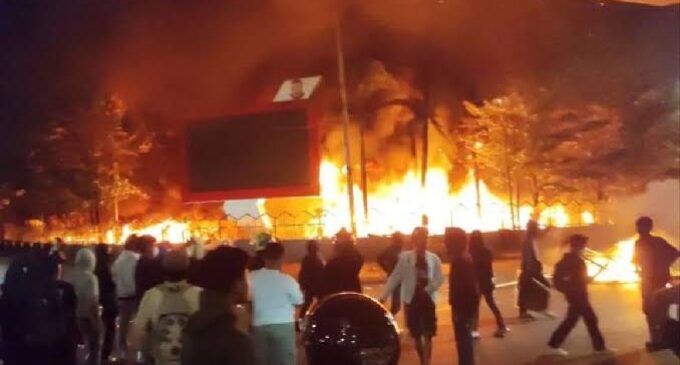 Amarah Rakyat Makin Mendidih, Massa Bakar Gedung DPRD Makassar